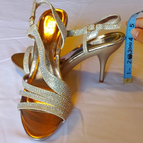 Beautiful Gold Heels. - Picture 6 of 8